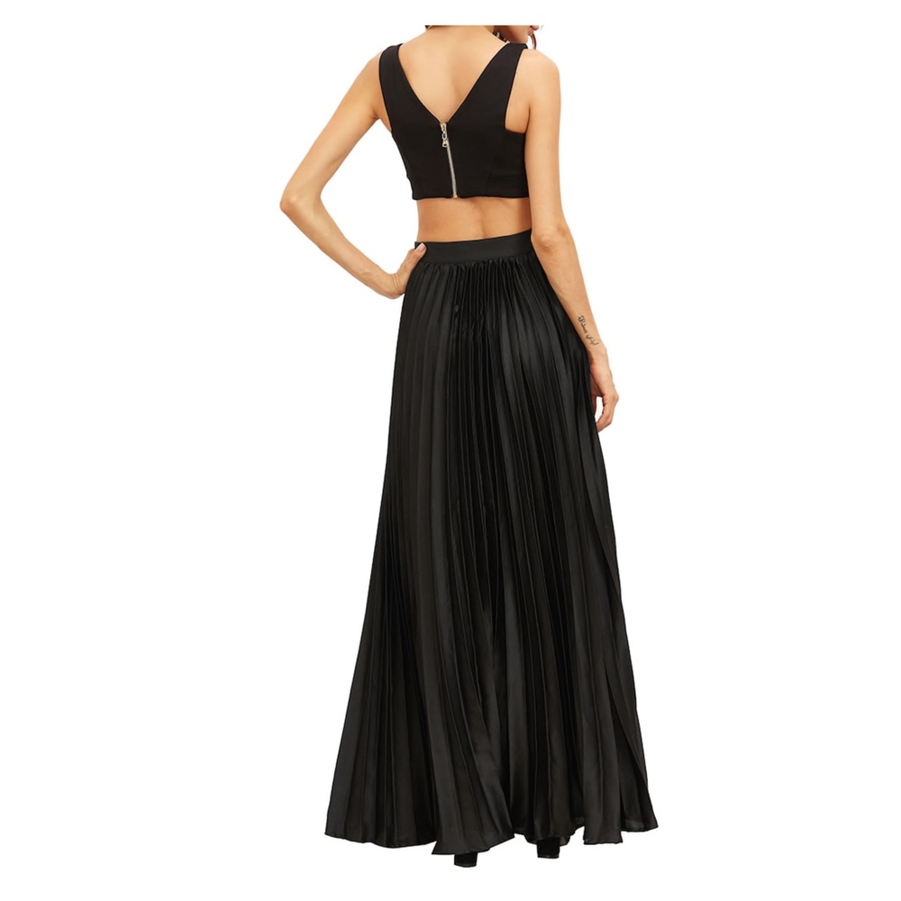 Black Pleated Flared Full Length Satin Maxi Skirt - Picture 2 of 6